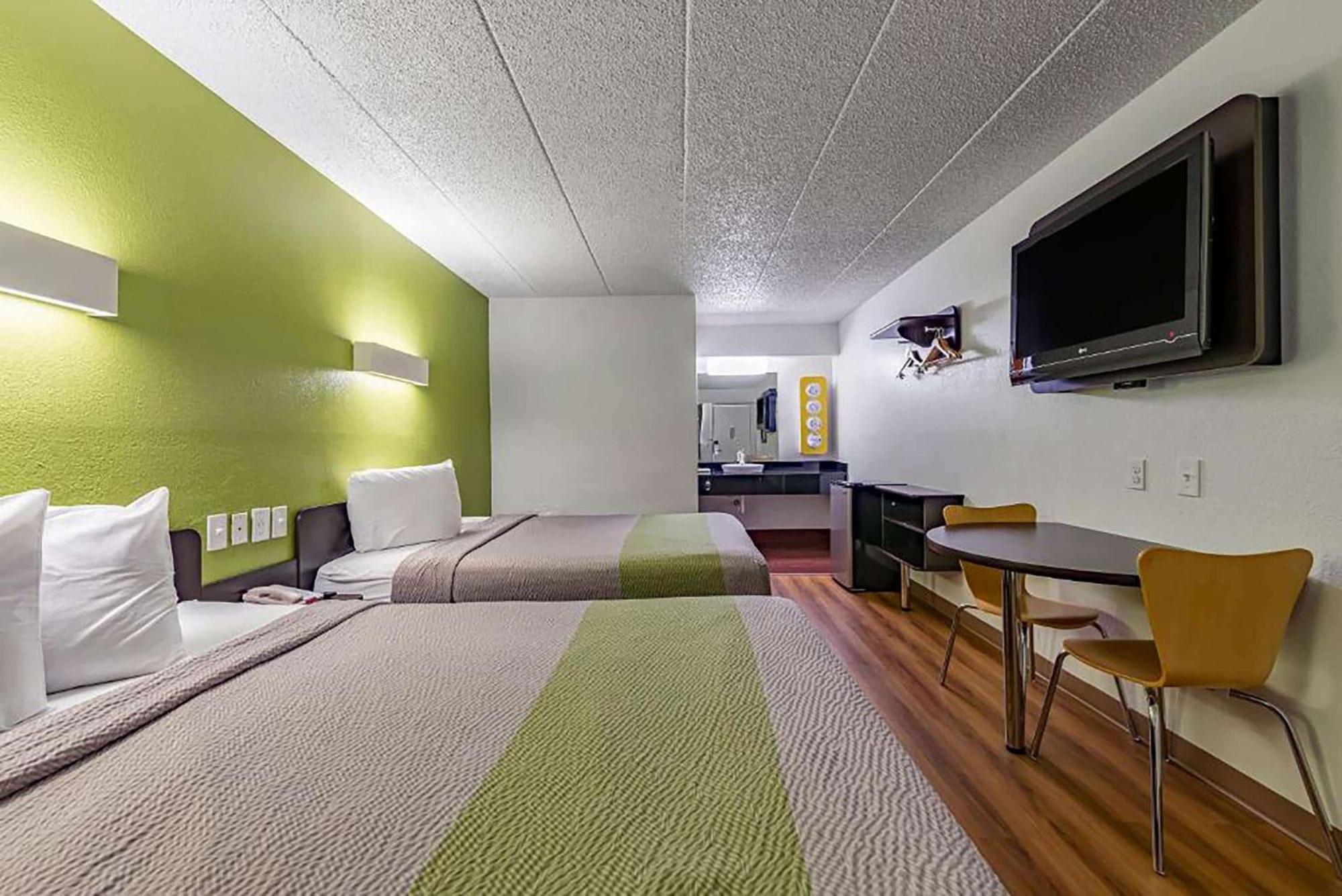 Days Inn By Wyndham Cincinnati I-71 Silverton Екстериор снимка