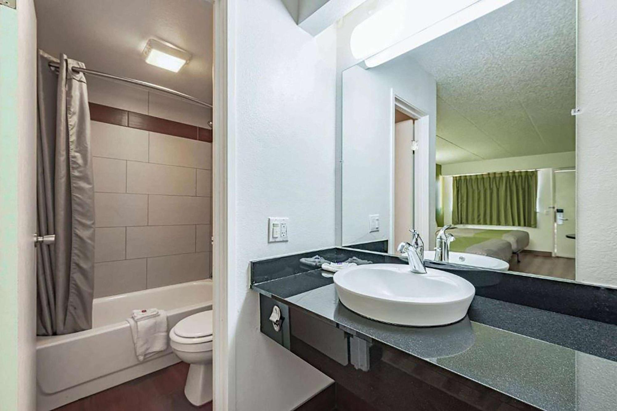 Days Inn By Wyndham Cincinnati I-71 Silverton Екстериор снимка