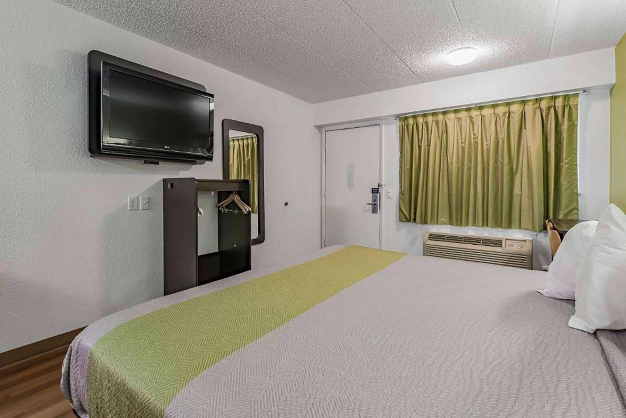 Days Inn By Wyndham Cincinnati I-71 Silverton Екстериор снимка