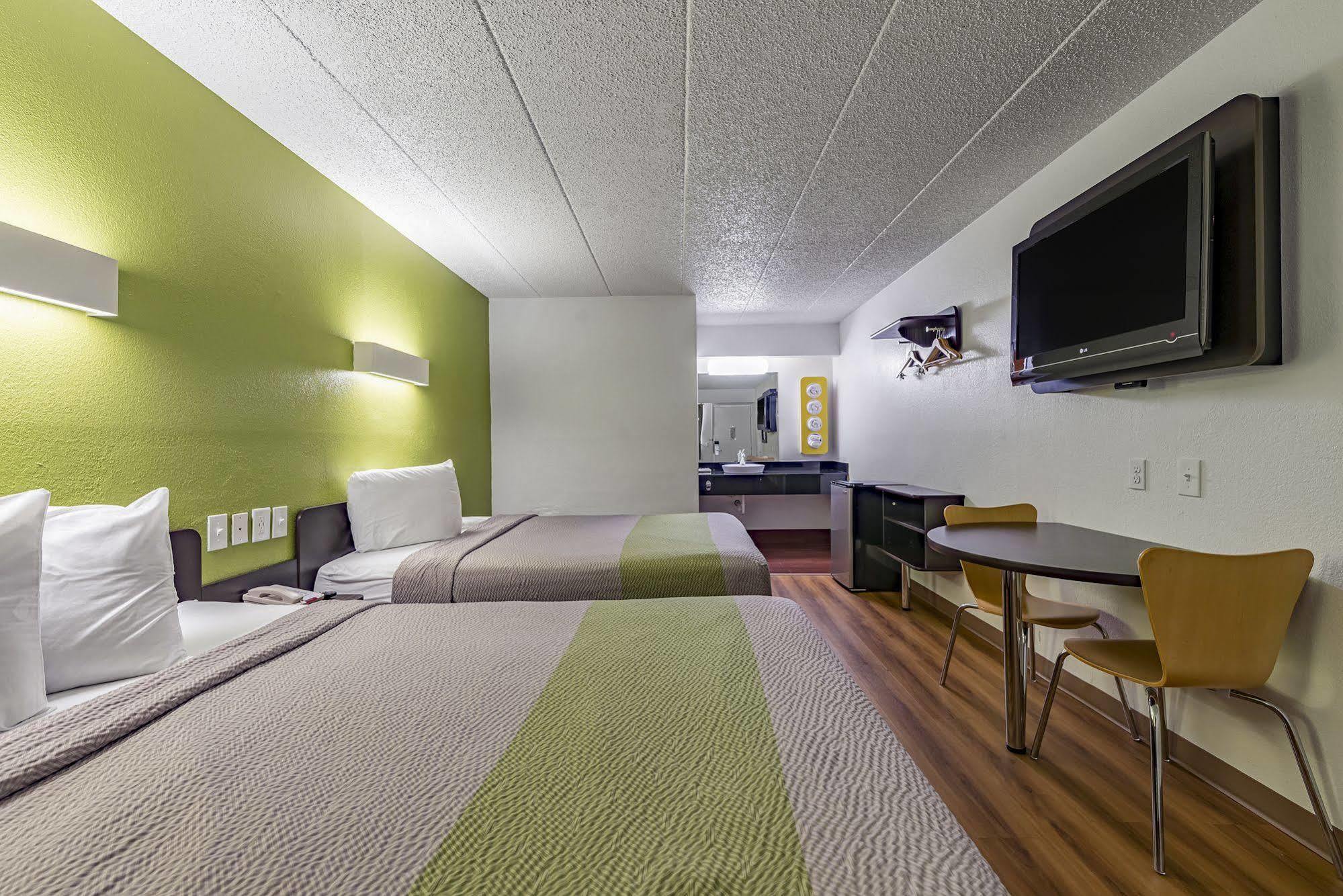 Days Inn By Wyndham Cincinnati I-71 Silverton Екстериор снимка