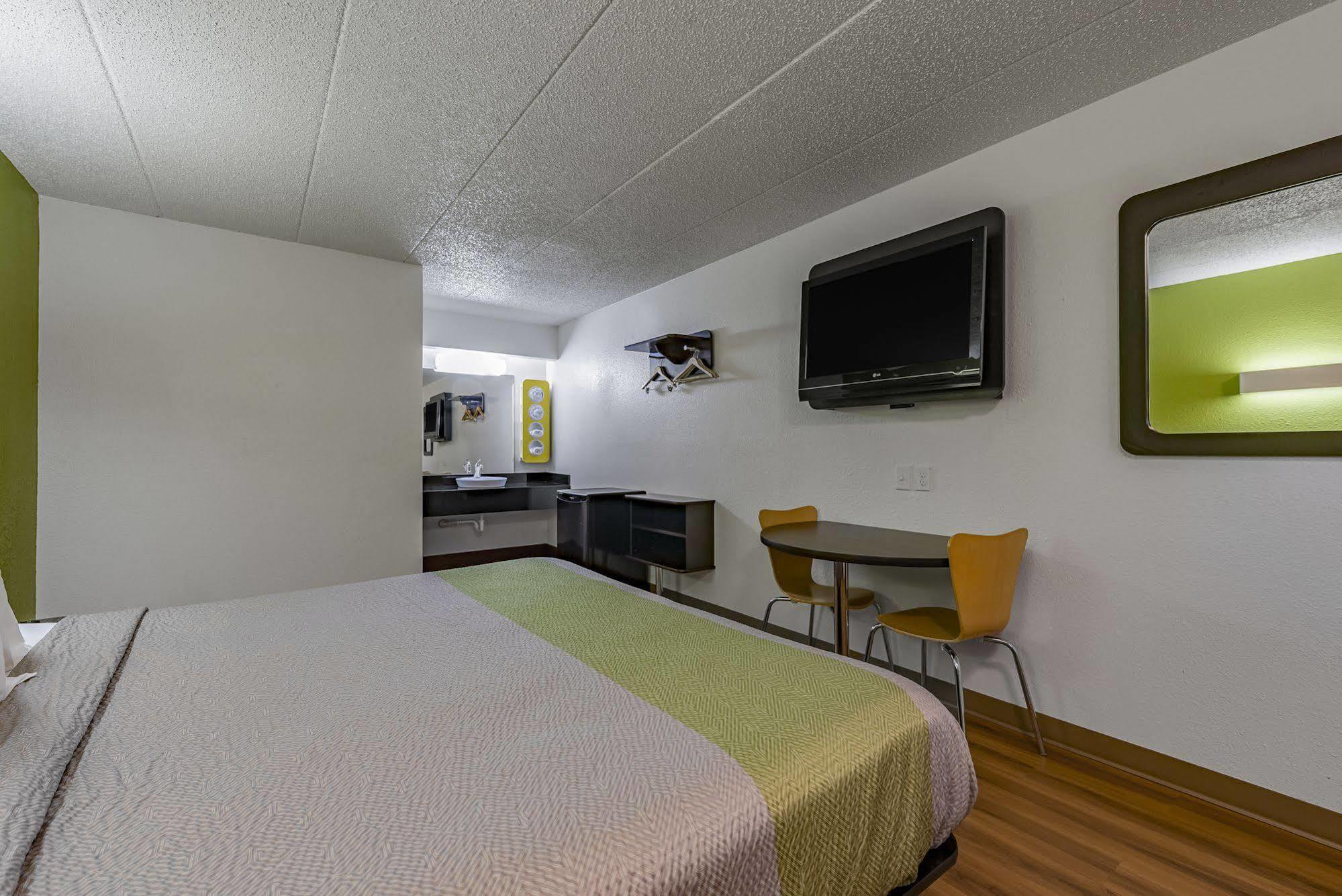Days Inn By Wyndham Cincinnati I-71 Silverton Екстериор снимка