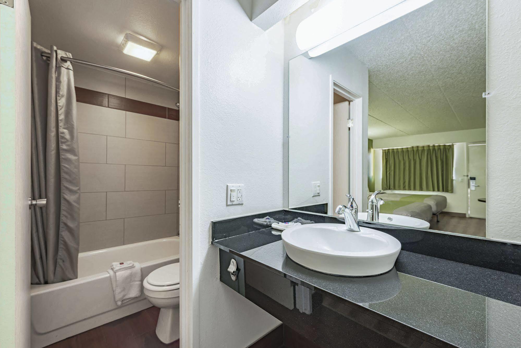 Days Inn By Wyndham Cincinnati I-71 Silverton Екстериор снимка