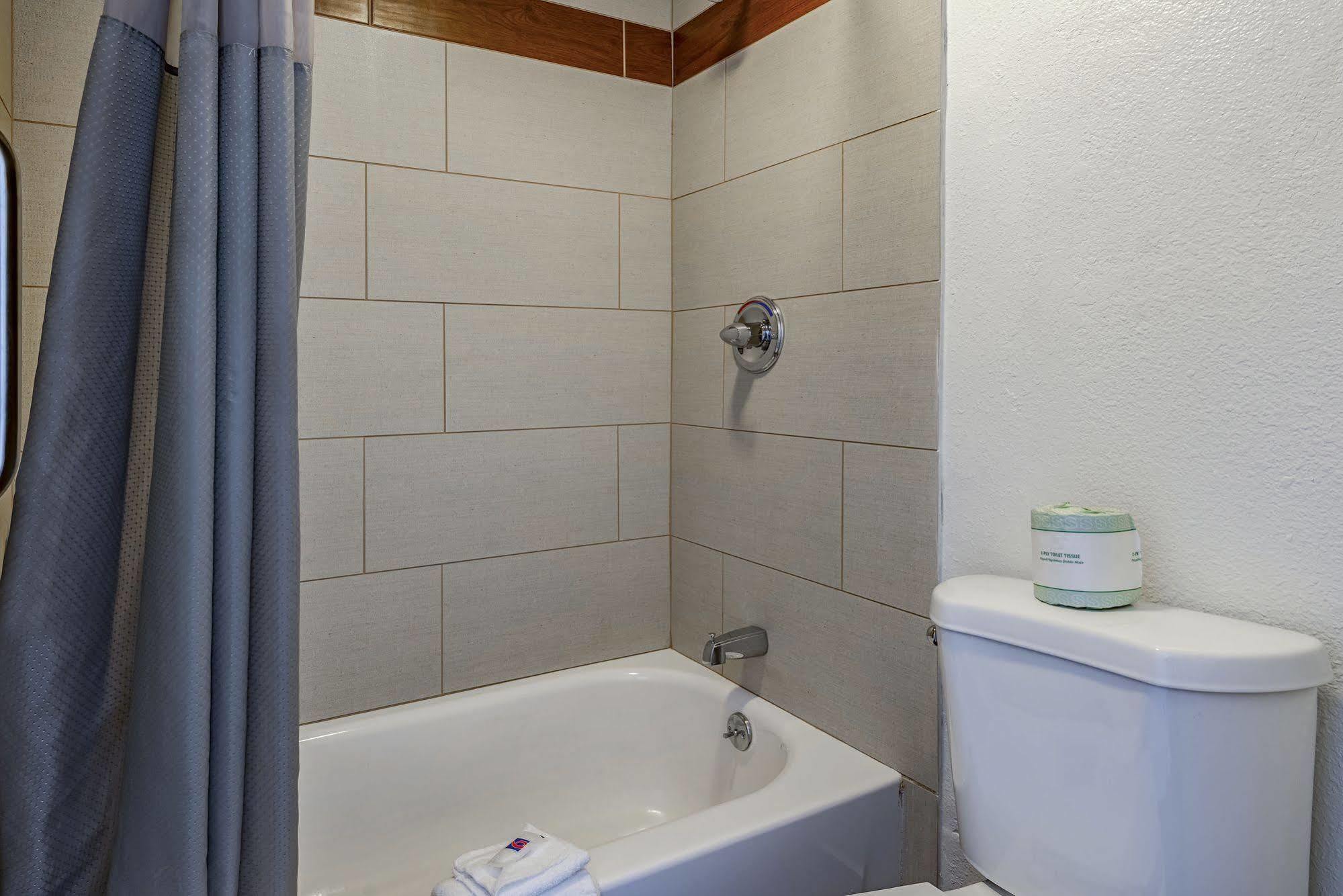 Days Inn By Wyndham Cincinnati I-71 Silverton Екстериор снимка