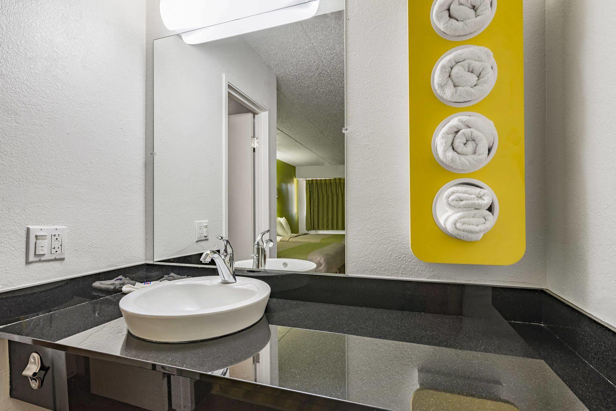 Days Inn By Wyndham Cincinnati I-71 Silverton Екстериор снимка
