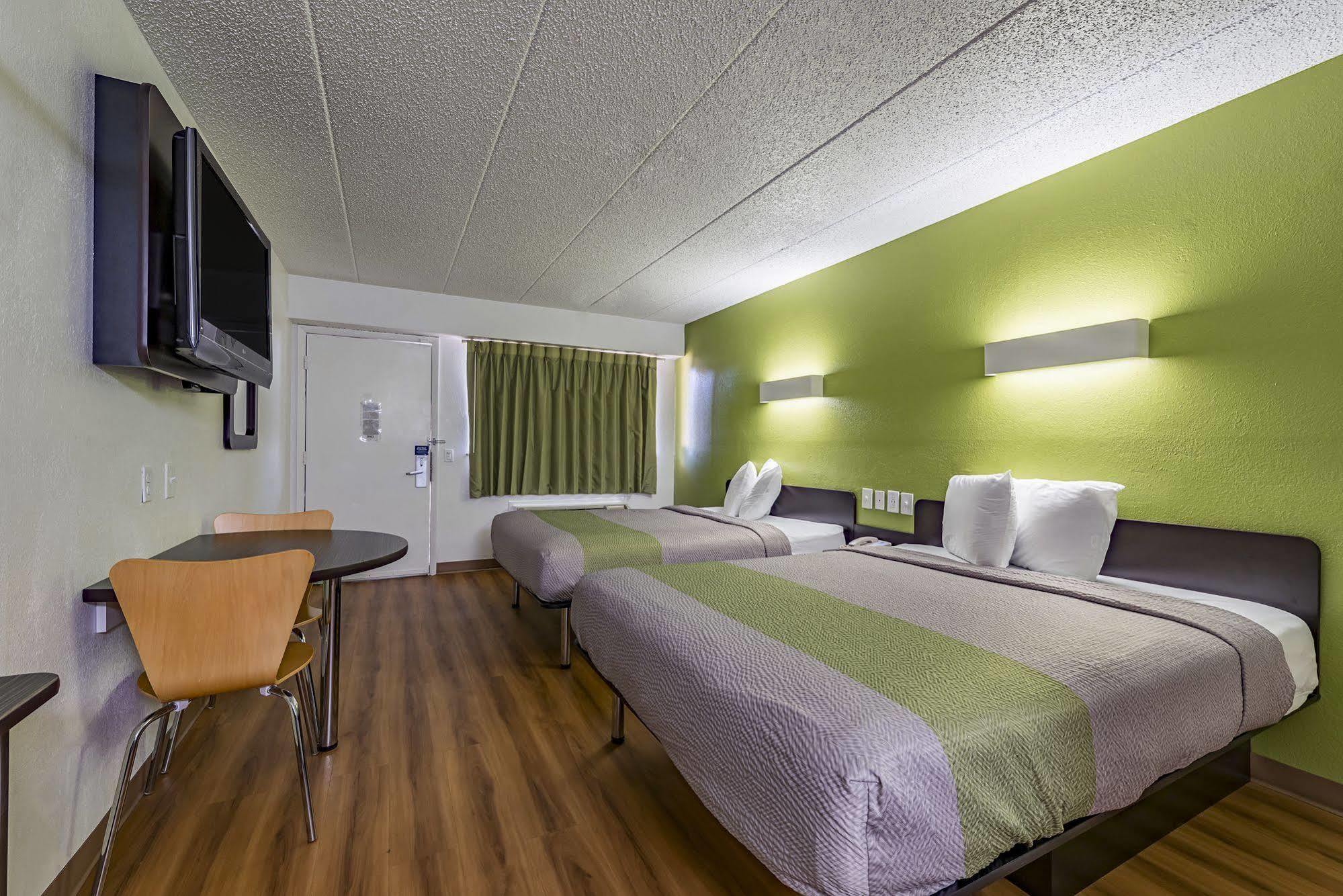 Days Inn By Wyndham Cincinnati I-71 Silverton Екстериор снимка